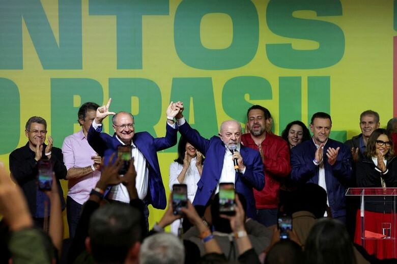 アルキミン副大統領の手を取るブラジルのルラ大統領。サンパウロで4日撮影。 REUTERS/Amanda Perobelli