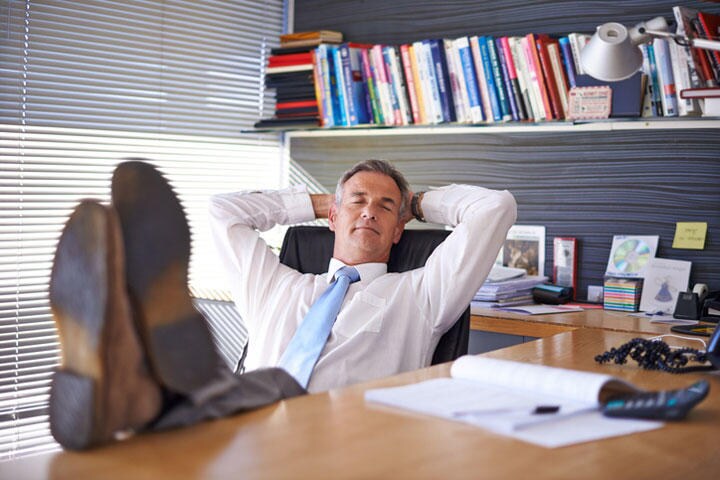 「逃げ切れる」思考の50代管理職が組織の新陳代謝を阻害する（写真はイメージ）　laflor-iStock