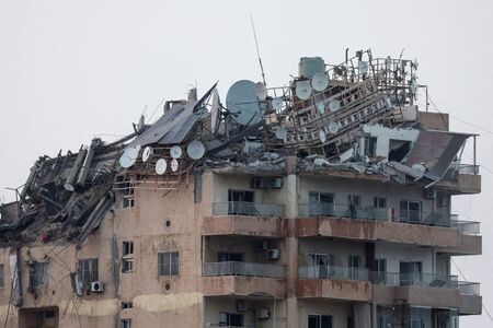 　１０月８日、イスラエル軍は、レバノン南西部でイスラム教シーア派組織ヒズボラに対する地上作戦を開始したと発表した。写真は空爆で破壊された建物。レバノン南部ティルスで７日撮影（２０２４年　ロイター/Aziz Taher）