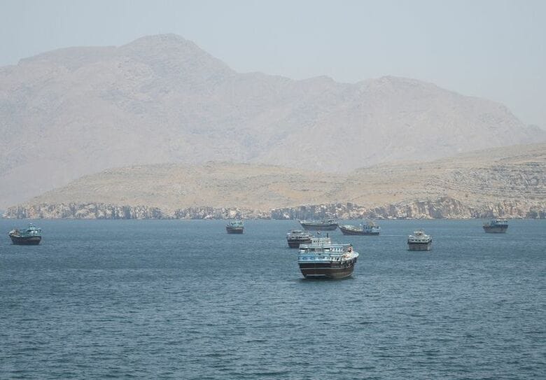 ホルムズ海峡の船舶。5月8日、オマーンのムサンダムで撮影。REUTERS