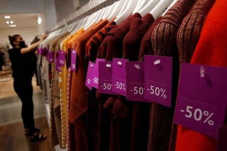 　ＥＵ統計局が発表した６月のユーロ圏の小売売上高（数量ベース）は前月比で５．７％増加し、ロックダウン導入前の２月の水準を回復した。写真はパリの百貨店で７月撮影（２０２０年　ロイター／Gonzalo Fuentes）