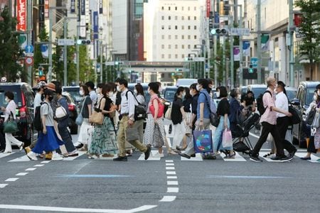 国土交通省が２１日に発表した７月１日時点の都道府県地価調査（基準地価）によると、 全国の住宅地・商業地を含む全用途平均は前年比０．４％下落し２年連続でマイナスとなったが、下落率は縮小した。写真は東京・銀座。７月１７日撮影（２０２１年　時事通信）