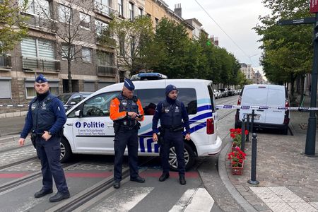 　１０月１７日、ベルギーの首都ブリュッセル中心部で１６日夜、スウェーデン人２人が射殺された事件で、容疑者の４５歳のチュニジア人の男がカフェで警察官に撃たれ死亡した。写真は１７日、ブリュッセル郊外の捜索活動現場を封鎖する警察官（２０２３年　ロイター/Bart Biesemans）
