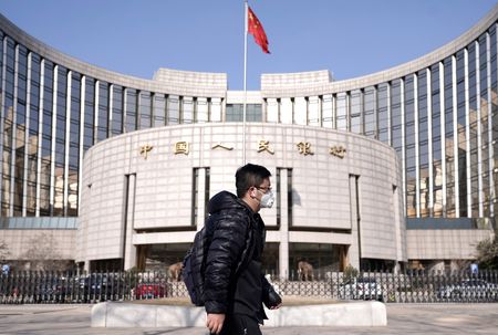 中国人民銀行（中央銀行）は２５日、銀行の外貨預金準備率の引き下げを発表した。２０２０年２月撮影（２０２２年　ロイター/Jason Lee）