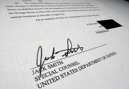 米フロリダ州連邦地裁の判事は１５日、トランプ前米大統領の機密文書不正保管に関する起訴を棄却した。２０２３年６月撮影（２０２４年　ロイター/Jim Bourg）