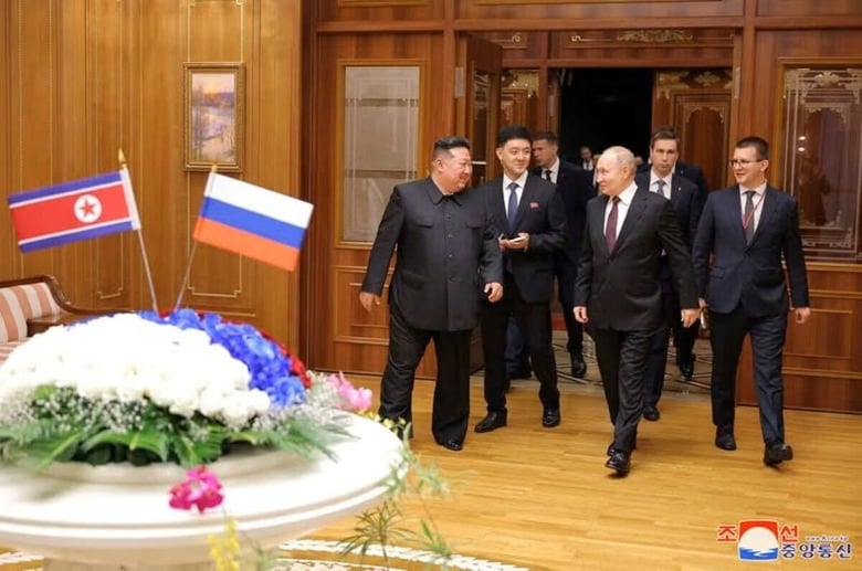 ロシアのプーチン大統領は１９日、北朝鮮の金正恩朝鮮労働党総書記と会談し、ウクライナ問題を含むロシアの政策に対する支持に謝意を示した。写真は６月１９日、中央朝鮮通信が公開（２０２４年　KCNA via REUTERS）