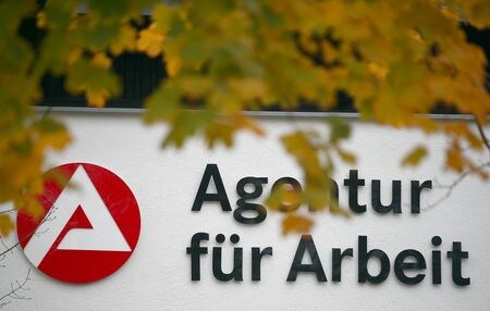 　ドイツ経済研究所（ＩＷ）は２０２５年の国内経済がゼロ成長になると見込んでおり、従来の予想から０．２ポイント引き下げたほか、来年もわずか１％の成長率にとどまると予測している。写真はドイツ連邦雇用庁の職業紹介所の案内標識。２０１７年１１月、ミュンヘン近郊ホルツキルヒェンで撮影（２０２５年　ロイター/Michael Dalder）