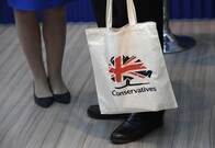 イギリス内相「外国人雇用の制限検討、海外人材確保は不足補うため」
