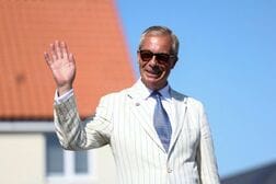 ファラージ氏、英補選戦勝利でも疑惑払拭ならず　パロディ候補健闘