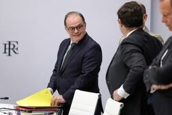 マクロン仏大統領、首席補佐官交代　中銀総裁指名に布石か