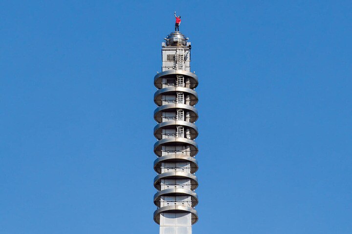 登頂後、セルフィーを撮るオノルド