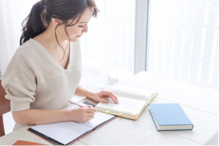 心理カウンセラーの資格の勉強をする女性