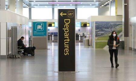 英ロンドン近郊のガトウィック空港は９月２５日、航空管制部門で職員が新型コロナウイルス感染など体調不良により相次いで勤務できなくなり、人員が不足したため、１日のフライト数を一時的に制限した。同空港で２０２０年１１月撮影（２０２３年　ロイター/Peter Nicholls）