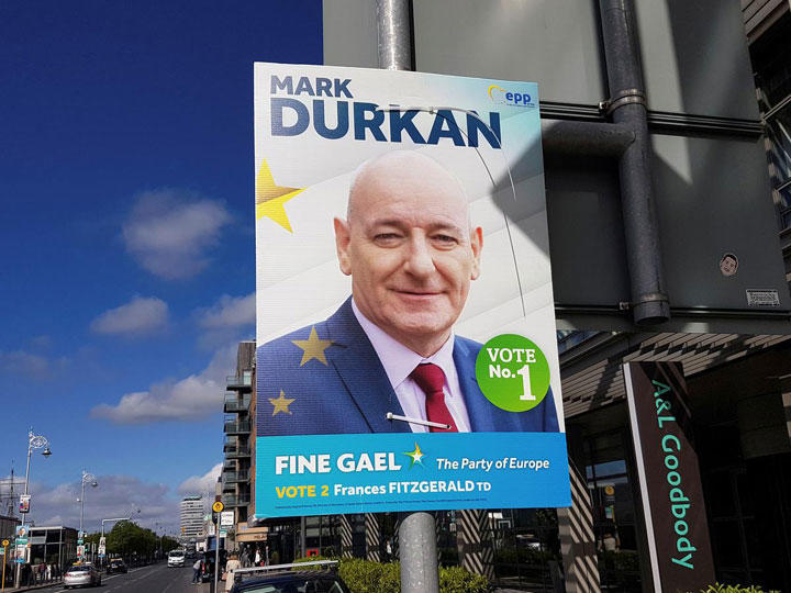 5月21日、英国の欧州連合（EU）離脱を控え、アイルランド島では英領北アイルランドとEUに残るアイルランドの統一に向けた動きが少しずつ始まった。写真はダブリンの街中に掲げられた、マーク・ダーカン氏の選挙ポスター（2019年　ロイター/Graham Fahy）