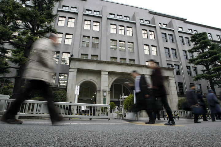 国庫を預かる最重要官庁、財務省官僚の面目躍如？　Toru Hanai- REUTERS