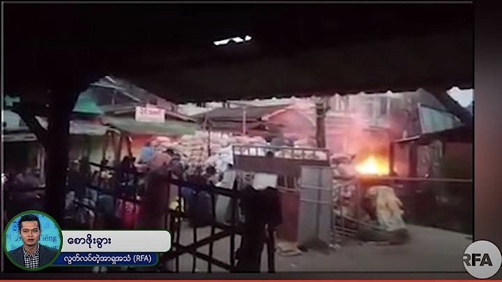 9日、バゴー市内の道路に築かれた市民のバリケードに国軍は重火器で攻撃を仕掛けた。RFA Burmese/YouTube