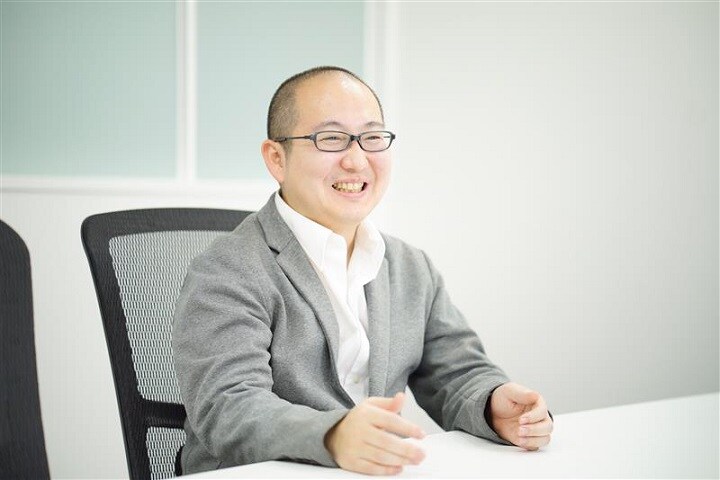 AIを用いた認知症ケアに取り組む石山　akindo-iStock.