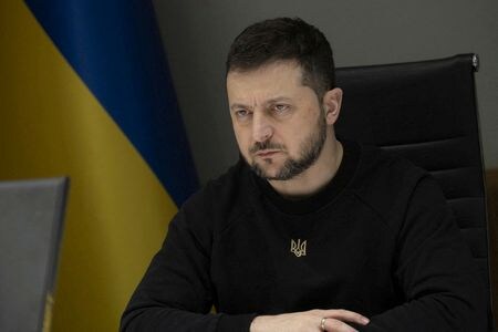 　ウクライナのゼレンスキー大統領は１２日夜のビデオ演説で、ロシア西部クルスク州のウクライナ軍陣地がロシア軍の攻撃を受けたが戦線を維持していると述べた。ウクライナ大統領府提供（２０２４年　ロイター）