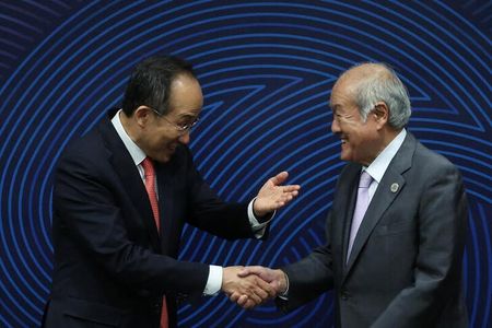 鈴木俊一財務相は２日、韓国・仁川で秋慶鎬・企画財政相と会談を行った。写真は、会談で握手する鈴木財務相（右）と秋慶鎬・企画財政相。２０２３年５月２日に韓国・仁川で撮影。（２０２３年　ロイター／Kim Hong-Ji）