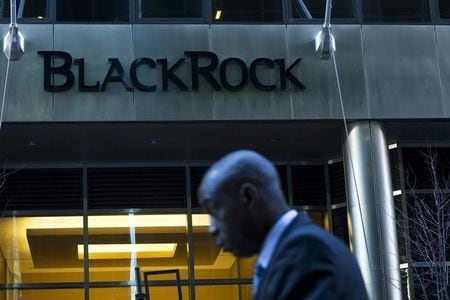 　１０月１６日、「官民対話」初会合に招聘された米資産運用大手ブラックロックのリチャード・クシェル最高商品責任者は、日本企業にとって未来につながる設備投資は重要だ、と指摘した。写真は、ブラックロックの看板、１０月撮影（２０１５年　ロイター／Eduardo Munoz）