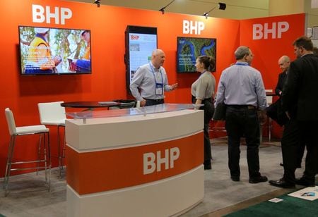 豪英資源大手ＢＨＰグループは１６日、石油事業を豪石油・天然ガス大手ウッドサイド・ペトロリアムに売却し、代わりにウッドサイドの株式を取得する方向で協議していると明らかにした。写真はカナダのトロントで開かれた展示会に出展したＢＨＰ。２０１９年３月撮影（２０２１年　ロイター/Chris Helgren）