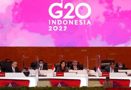 　７月１５日、インドネシアのムルヤニ財務相（中央）は、高まる食料不安と肥料供給危機を巡り、Ｇ２０の財務・農務省が参加する合同フォーラムを設置し、具体的な行動を提案するよう求めた。代表撮影（２０２２年　ロイター）