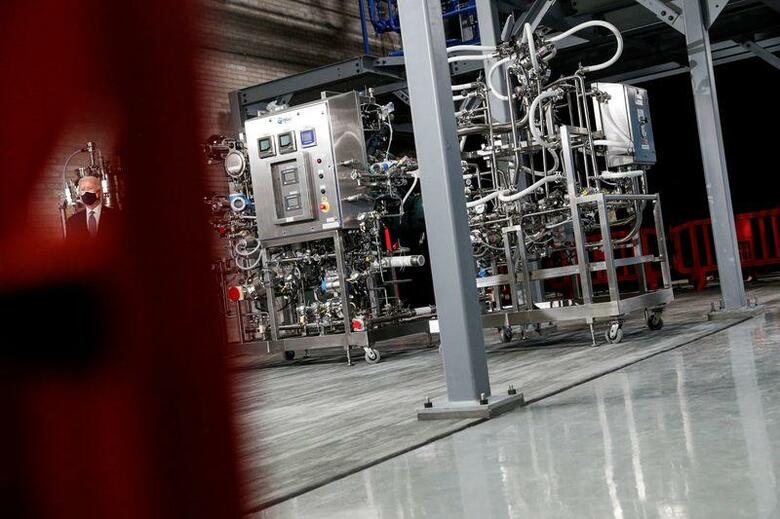 バイデン米政権は４月５日、新型コロナウイルスのワクチン外交の調整役を指名し、米国にワクチン供給を求める諸外国の要請に迅速に対応すると表明した。ミシガン州のファイザーのワクチン工場で２月撮影（２０２１年　ロイター/Tom Brenner）