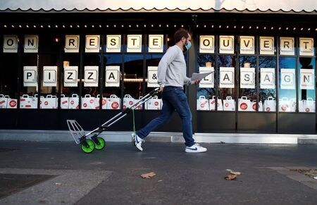 １１月２６日、ロイターの集計によると、新型コロナウイルスの感染者は世界全体で６００２万人を超え、死者は１４１万４７８０人となった。パリで２５日撮影（２０２０年　ロイター/Gonzalo Fuentes）