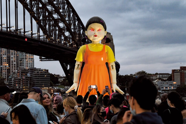 シドニーのイベント会場に登場した『イカゲーム』のヨンヒ人形。身長4メートル半の巨大版　JAMES D. MORGAN/GETTY IMAGES
