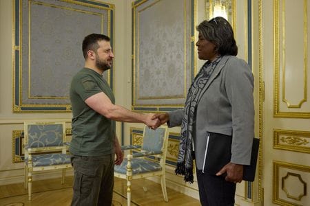 ウクライナのゼレンスキー大統領は８日、首都キーウ（キエフ）で米国のトーマスグリーンフィールド国連大使と会談し、国連などが仲介する黒海経由のウクライナ産穀物輸出合意を延長する必要があると述べた。写真は１１月８日、キーウで米国のトーマスグリーンフィールド国連大使（右）と会談するウクライナのゼレンスキー大統領（左）（２０２２年　ロイター／Ukrainian Presidential Press Service/Handout via REUTERS）