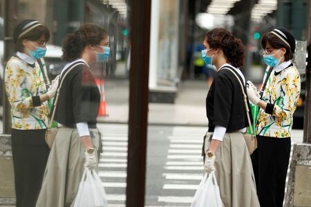 米国の新型コロナウイルス感染症による死者が６日、１３万人を超えた。経済再開に向けた動きに伴い国内の感染者は急増し、３００万人に迫っている。ニューヨークで１日撮影（２０２０年　ロイター/LUCAS JACKSON）