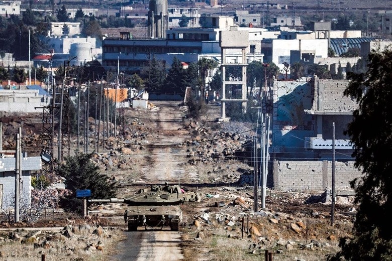 イスラエルが占領するゴラン高原を進むイスラエル軍の戦車　RONEN ZVULUNｰREUTERS