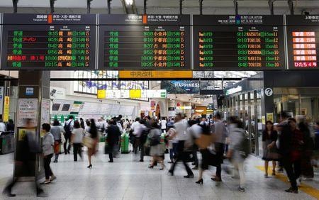 西村康稔経済再生担当相は２６日夜、自身のツイッターへの投稿で、新型コロナウイルスの職場での感染拡大を防止するため、経済界に要請する項目として、「テレワーク７割、時差通勤、体調が悪ければ出勤させない、大人数の会食を控える、接触確認アプリの導入」などを挙げた。写真は２０１７年６月、東京・上野駅で撮影（２０２０年　ロイター/Issei Kato）