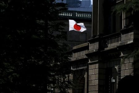 　７月３１日、日銀が公表した２０１０年上半期の金融政策決定会合の議事録で、固定金利オペの増額を巡り、「量」の指標となることを嫌って一部の政策委員が反対するなど活発な議論が展開されていたことがわかった。写真は２０１６年３月、都内の日銀前で撮影（２０２０年　ロイター／Toru Hanai）