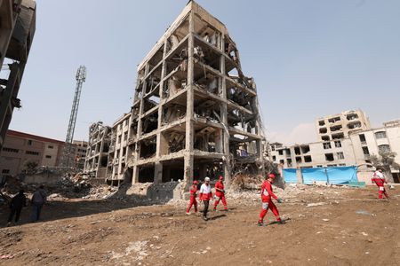 　イスラエル軍は２０日、イランに対して新たな攻撃を開始したと発表した。写真は赤新月社の救助隊。テヘランで１７日撮影（２０２６年　ロイター／Alaa Al-Marjani）