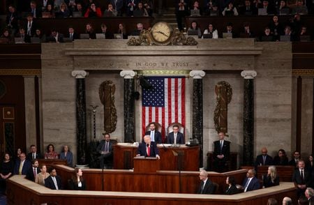 　米議会で２４日、トランプ米大統領の一般教書演説が始まった。同大統領は冒頭、「米国の黄金時代だ」と表明し、「わが国はかつてないほど大きく、より良く豊かで、より強くなって復活した」と述べた。ワシントンの米議会下院議場で撮影(２０２６年　ロイター/KEVIN LAMARQUE)