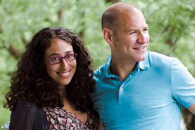 双方の希望と事情を擦り合わせ、代理母を雇うことを決めた筆者（左）と夫　KRISTINA KASPARIAN