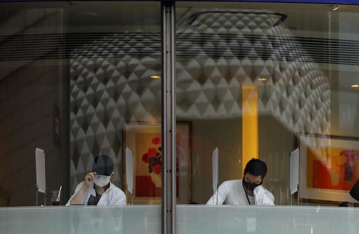 外回りの途中か、カフェで休憩するビジネスマン（9月7日、東京）　Kim Kyung-Hoon-REUTERS