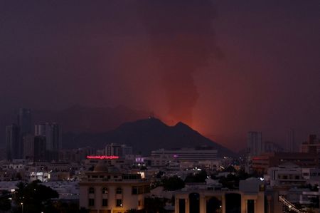 写真はアラブ首長国連邦の石油産業地区でのドローン迎撃後の火災。3月3日、アラブ首長国連邦フジャイラにて。REUTERS/Amr Alfiky