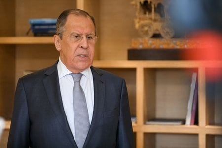 １２月２２日、ロシアのラブロフ外相（写真）は、ロシアが西側諸国に求めている安全保障について、米国と年明けにも交渉を開始すると明らかにした。ニューデリーで６日撮影。露外務省提供（２０２１年　ロイター）