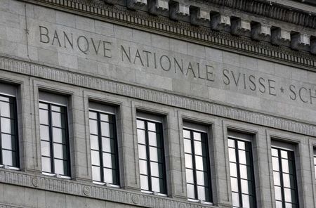 　１２月１４日、スイス国立銀行（中央銀行）は、政策金利を予想通り１．７５％に据え置いた。据え置きは２会合連続。写真はチューリヒの同行前で３月撮影（２０２３年　ロイター／Denis Balibouse）