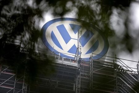 　１０月７日、独自動車大手フォルクスワーゲン（ＶＷ）が排ガス規制を不正に逃れていた問題で、ＶＷを含む自動車大手のディーゼル車に使われていた独自動車部品大手ボッシュのエンジン制御ソフトは書き換えられていないことが分かった。写真は同社の本社ビルに掲げられたロゴ（２０１５年　ロイター/Axel Schmidt）