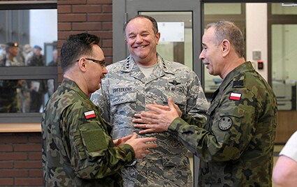 右からNATO軍、米軍、ポーランド軍の司令官　Cezary Aszkielowicz-Agencja Gazeta-REUTERS