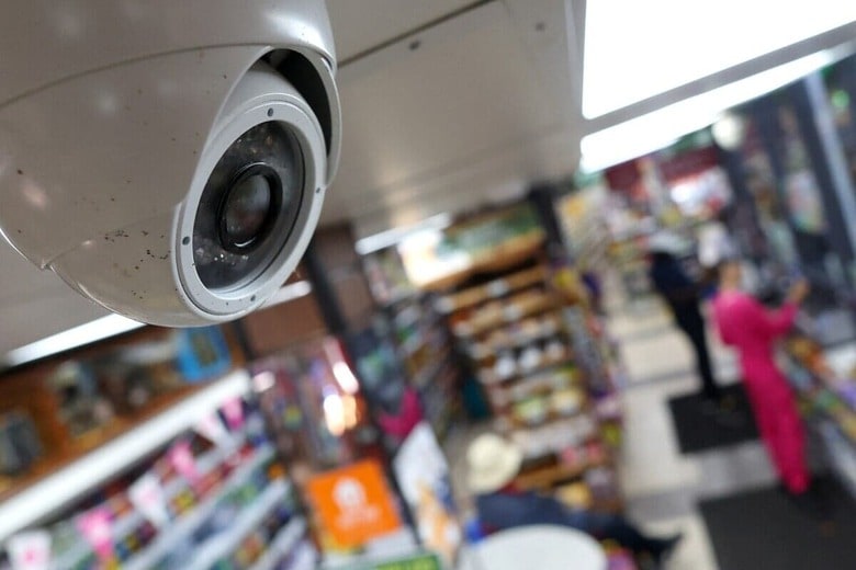 ロンドン南部の商店に備え付けられた防犯カメラ　Toby Melville-Reuters