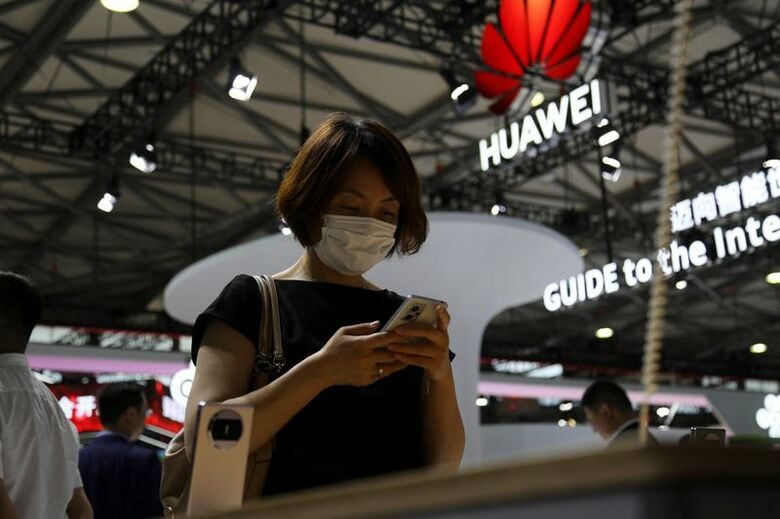 写真はモバイル関連のイベントの来場者。2023年6月、上海で撮影。 REUTERS/Nicoco Chan