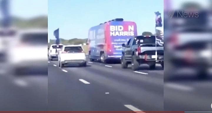 米ＦＢＩは、トランプ米大統領の再選を支持する旗を掲げた車列がテキサス州の高速道路で、民主党大統領候補のバイデン前副大統領の陣営スタッフを乗せたバスを取り囲んだとされる問題を捜査していると明らかにした。SBS News / YouTube