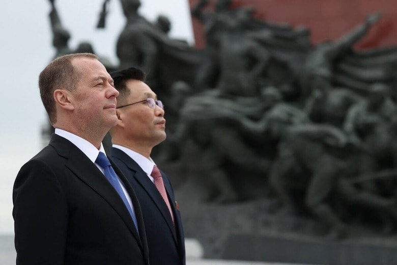 10月9日、北朝鮮を訪問したメドベージェフ（手前、平壌）Sputnik/Yekaterina Shtukina/Pool via REUTERS