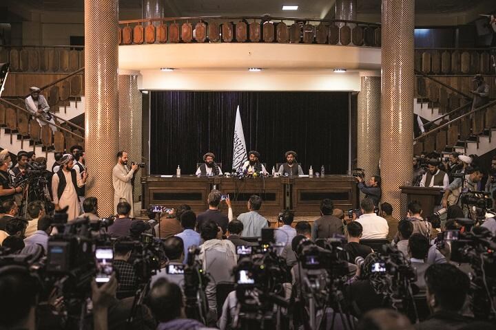 8月17日、カブール市内で初の記者会見を 行うタリバンのムジャヒド報道官（中央） JIM HUYLEBROEKーTHE NEW YORK TIMESーREDUX／AFLO