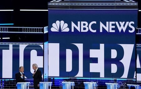 　２月２０日、米テレビ局ＮＢＣとＭＳＮＢＣによると、１９日夜に野党民主党が開いた１１月の大統領選の候補者絞り込みに向けた討論会は、テレビ中継の平均視聴者数が過去最大の２０００万人に上った。これに加え、ネット中継は１３５０万人が視聴した（２０２０年　ロイター/Mike Blake）