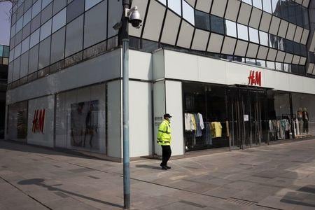 中国のソーシャルメディアでは２５日、外国の小売りブランドに対する批判が広がった。Ｈ＆Ｍの過去の声明がやり玉に挙げられたのが発端。北京の店舗で２５日撮影。（２０２１年　ロイター/Florence Lo）